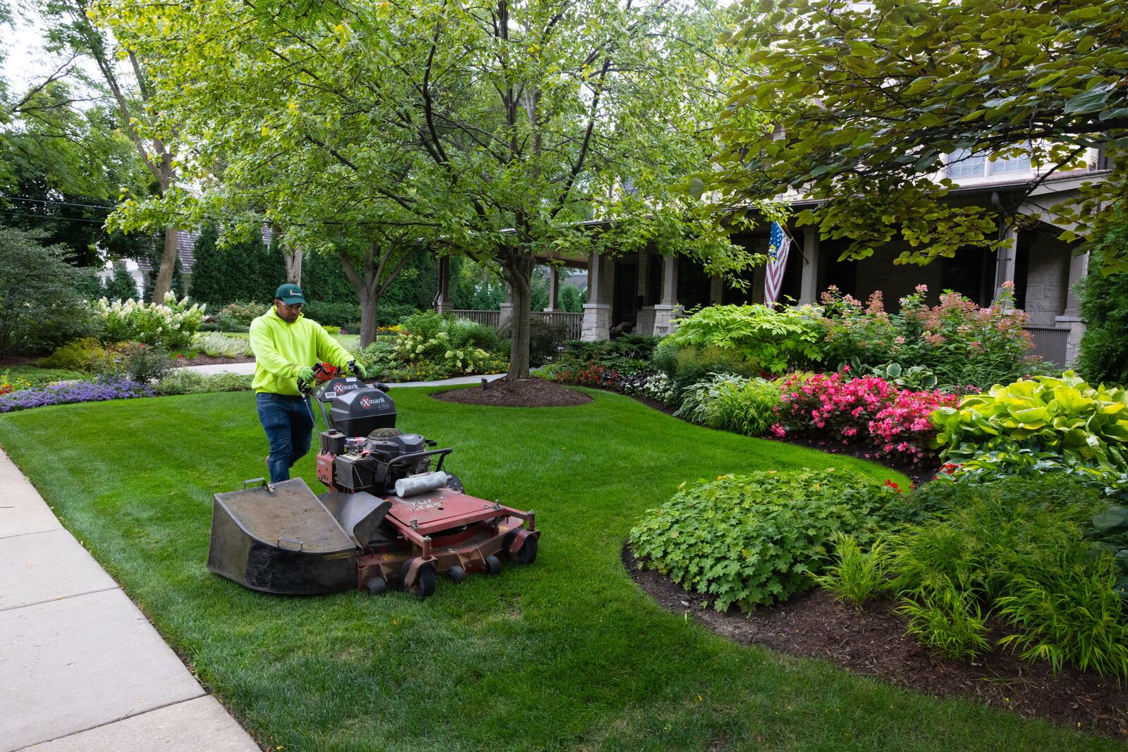 Full-service landscape maintenance — Green Grass Landscape, Chicago's western suburbs