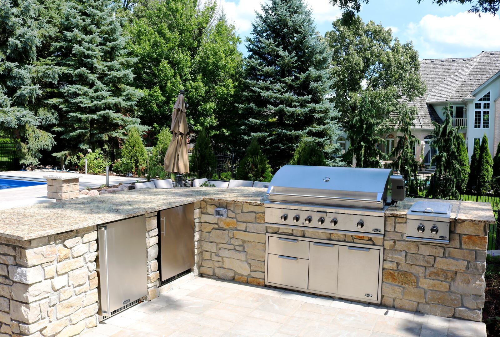 Outdoor Kitchens 2 — Green Grass Landscape, Chicago's western suburbs